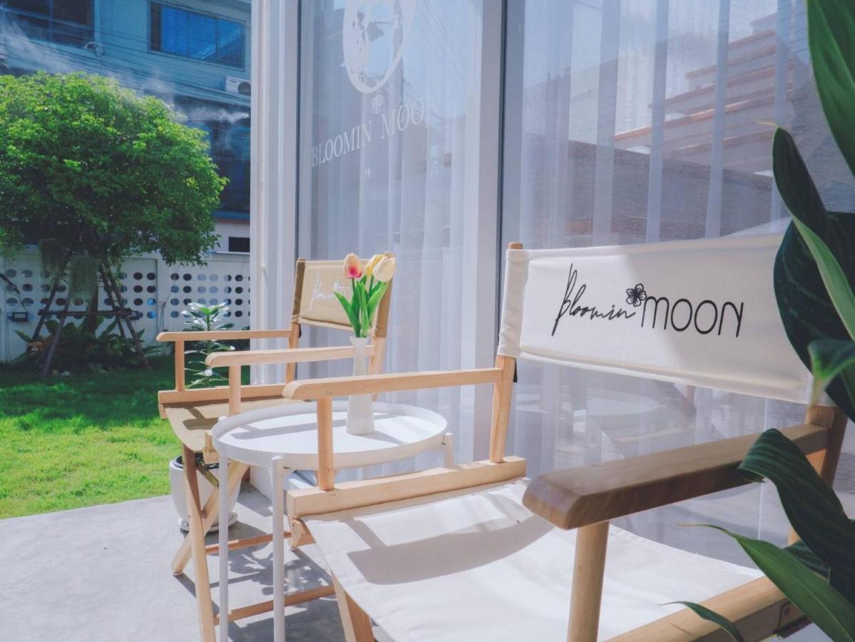 Bloomin' Moon Hostel & Cafe, Chiang Mai Old Town Exterior photo