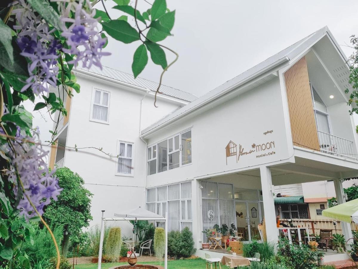 Bloomin' Moon Hostel & Cafe, Chiang Mai Old Town Exterior photo